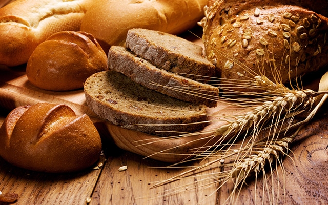 Carboidratos de rápida absorção, como os pães, são indicados para rápida absorção energética pós jogo.