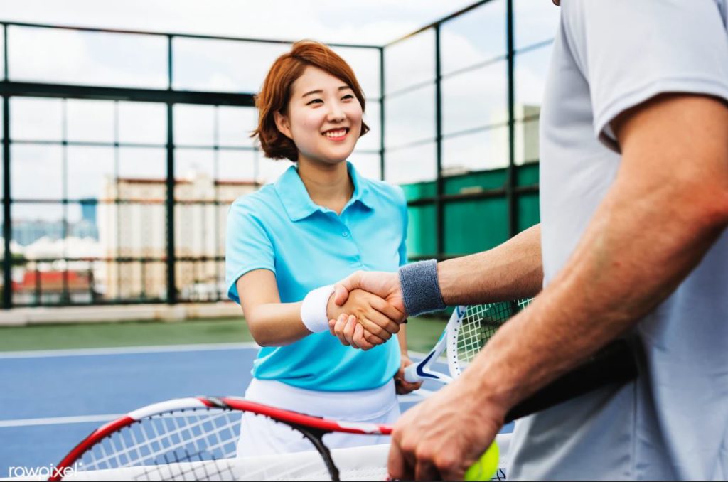Encontrar um parceiro para jogar tênis é fundamental!