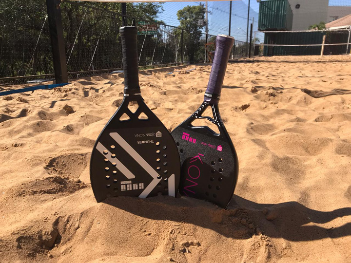 A raquete do beach tennis é pequena e leve