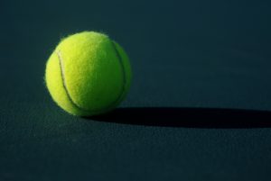 Tênis : O que é o Tênis de Quadra e quais os benefícios? Tudo sobre o esporte, como jogar e quais os melhores equipamentos - Blog da Bola de Tênis Delivery - ben hershey K9HgyI3qmqA unsplash