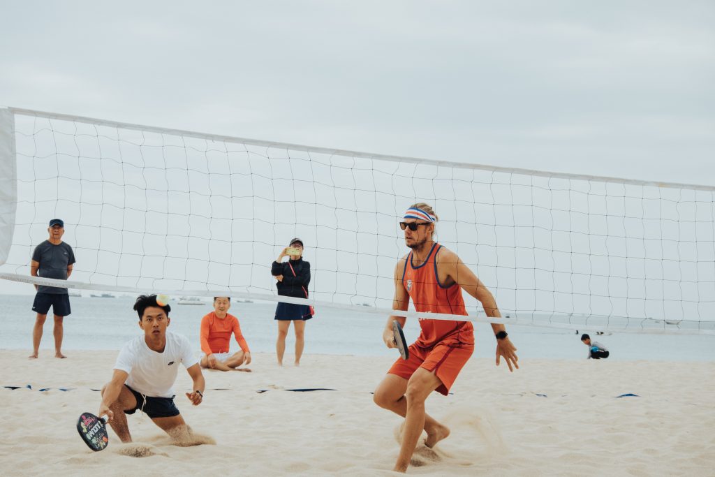Beach Tennis : O que é o Beach Tennis e quais os benefícios? Tudo sobre o esporte, como jogar e quais os melhores equipamentos - Blog da Bola de Tênis Delivery - fei chao zUbSHj23Wws unsplash