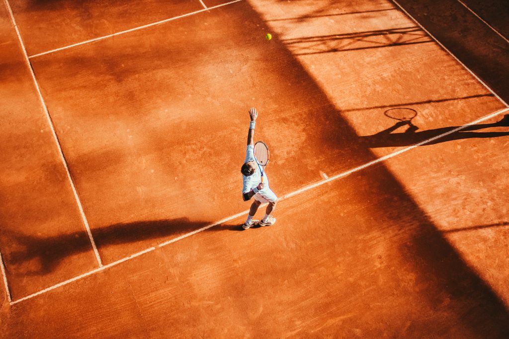 Tênis : O que é o Tênis de Quadra e quais os benefícios? Tudo sobre o esporte, como jogar e quais os melhores equipamentos - Blog da Bola de Tênis Delivery - moises alex WqI PbYugn4 unsplash