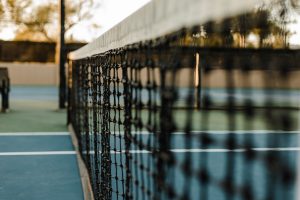 Dicas Técnicas, Melhore seu jogo, Melhore seu jogo, Tênis : Estratégias básicas para jogar tênis em dupla - Blog da Bola de Tênis Delivery - tim chow rbGg2VlIlpg unsplash