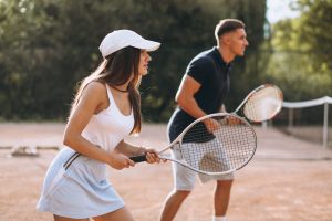 Dicas Técnicas, Melhore seu jogo, Melhore seu jogo, Tênis : Estratégias básicas para jogar tênis em dupla - Blog da Bola de Tênis Delivery - young couple playing tennis at the court