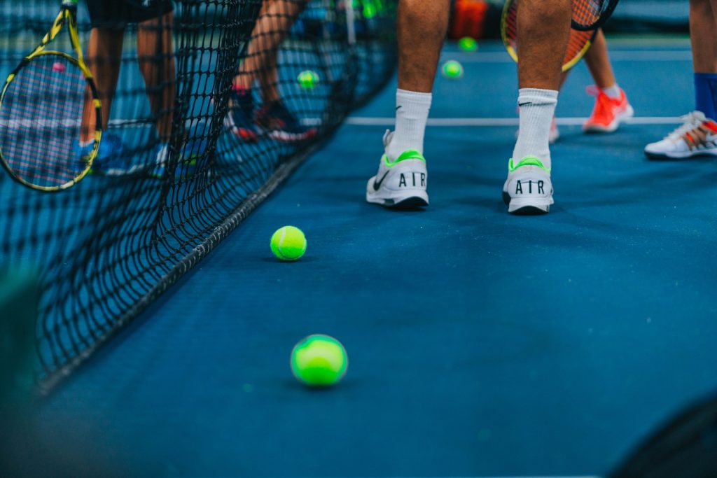 Tênis : Conheça sobre as evoluções da tecnologia no Tênis: das quadras aos produtos e equipamentos - Blog da Bola de Tênis Delivery - evolucao dos equipamentos para jogar tenis